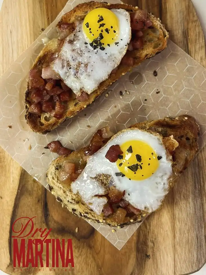 Desayuno con tostada y huevo en Dry Martina