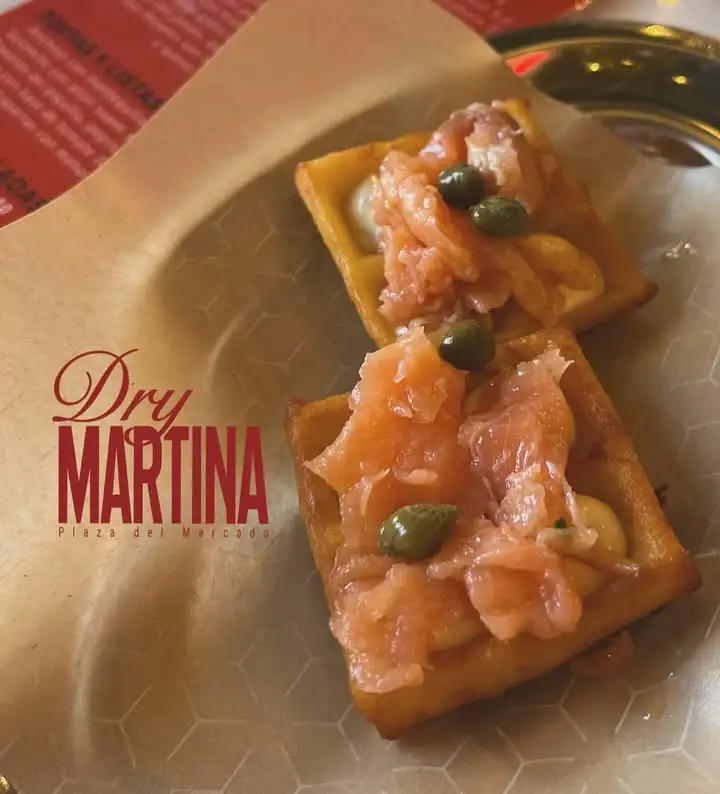 Plato para compartir servido sobre una mesa de Dry Martina