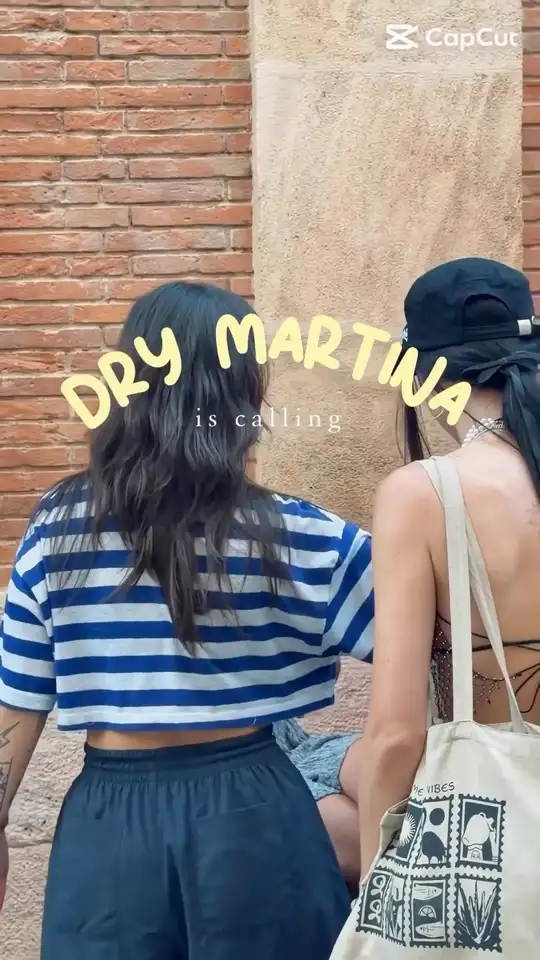 Detalle de la identidad Dry Martina en una camiseta marinera