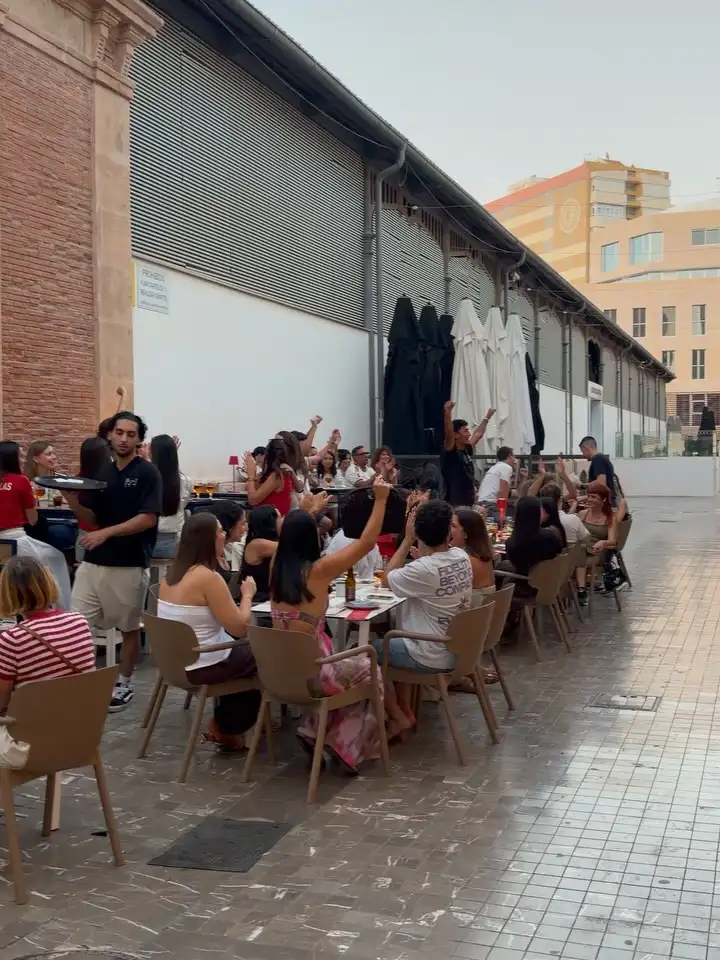 Terraza de Dry Martina llena de gente junto al Mercado Central